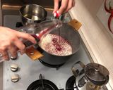 Foto del passaggio 2 della ricetta Risotto al vino rosso con gelato al gorgonzola piccante