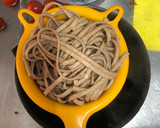 Foto del paso 6 de la receta: Pasta de almendras con verduras salteadas, salsa de tomate, aguacate y pollo 🍗