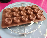 Foto del paso 2 de la receta: Bombones de chocolate rellenos de crema de naranja