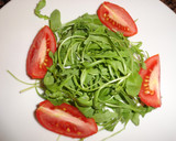 Foto del paso 3 de la receta: Ensalada de rúcula y tomate con queso mozzarella