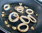 Foto del paso 2 de la receta Pasta con calamares y salsa picante
