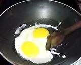 A picture of step 2 of Egg chicken chowmein.