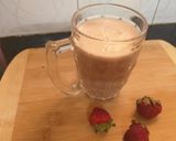 A picture of step 2 of Banana Strawberry milkshake.