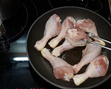 Foto del paso 4 de la receta: Muslos de pollo guisados con la aceitunas