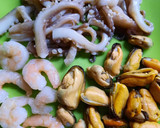 Foto del paso 1 de la receta: Fideos negros de Pascua con mejillones, camarones y pulpitos