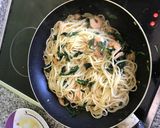 Foto del paso 5 de la receta Espaguetis al ajillo con gambas y espinacas