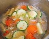Hình bước làm 2 của món Canh bí ngòi nấu mọc