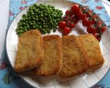 Foto del paso 2 de la receta: Halloumi rebozado y frito con guisantes y tomatitos en rama baby