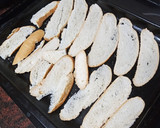 Foto del paso 1 de la receta: Tostas de salchichón y queso de cabra