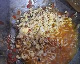 A picture of step 5 of Egg Maggi.
