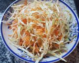 Foto del paso 3 de la receta: Ensalada de repollo zanahoria y manzana
