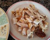 Foto del paso 1 de la receta: Ensalada con pollo, aguacate, frutos secos, semillas y queso