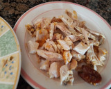 Foto del paso 1 de la receta: Ensalada con pollo, aguacate, frutos secos, semillas y queso