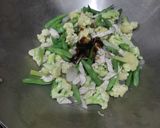 Foto langkah ke 4 dari resep Tumis Kembang Kol Buncis Ayam.