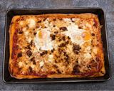 Pizza magyarosan (tükörtojással, kolbásszal, szalonnával... hm...) recept fázis 4 fotója