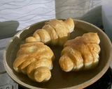 Foto langkah ke 4 dari resep Donat Bentuk Croissant.