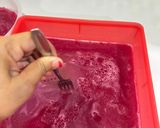 Foto langkah ke 5 dari resep Pudding Buah Naga Kelapa.