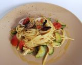 Foto del passaggio 6 della ricetta Linguine vongole di mare zucchine e pomodorini