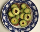 Foto del paso 3 de la receta Tostadas con tomate, aguacate y levadura de cerveza