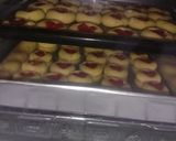 Foto langkah ke 3 dari resep Strawberry Heart Cookies.