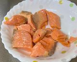 A picture of step 1 of Oyako Don (Salmon parents and child) 親子丼.