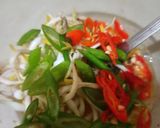 Foto langkah ke 2 dari resep Dadar Tauge Bunga Bawang.