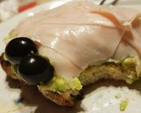 Foto del paso 9 de la receta Tostada con Aguacate, Queso de Cabra y Pavo