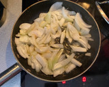 Foto del paso 1 de la receta: Fideos de arroz con cebolla y salsa agridulce o de soja