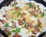 A picture of step 4 of Bacon omelette without cheese.