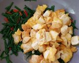 Foto langkah ke 5 dari resep Tumis tahu telor kucai.