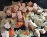 Foto langkah ke 5 dari resep Tumis Tahu Putih Kol Wortel.
