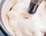 Une image de l'étape 7 de Glace à la fraise 🍓 et morceaux de fraises 🍓 fraîches 😋.