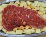 Foto del paso 3 de la receta: 🥩🥓🫑🥔Colita de cuadril rellena con morrón y panceta, con papas, al horno 🥔🫑🥓🥩