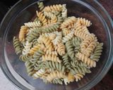 Foto del paso 1 de la receta: Ensalada de pasta con huevo duro, palitos de cangrejo y queso fresco