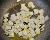 Foto del paso 3 de la receta: Ensalada templada de lentejas beluga con chips aromatizados de tortilla