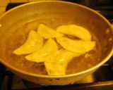 உருளை ஸ்டவ்ட் டம்ப்லிங்க்ஸ் கூடிய தக்காளி குழம்பு (Urulai stuffed dumblings recipe in tamil) ரெசிபி ஸ்டேப் 6 புகைப்படம்