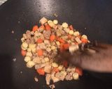 รูปขั้นตอนการทำที่ 5 ของ ฟูซิลลี่ผัดกะเพราหมูสับ หมูยอ เต้าหู้ไข่