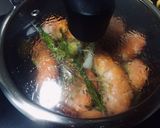 รูปขั้นตอนการทำที่ 2 ของ กุ้งอบเนยสมุนไพร+เหล้าตามใจคุณ