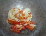 Foto langkah ke 5 dari resep Tumis brokoli wortel dan jamur.