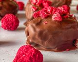 Foto del paso 3 de la receta: Bombones de dátil, anacardos y frambuesas