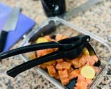 Foto del paso 2 de la receta: Tartar de salmón 🍣 🥑 🍅