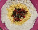 Foto del paso 3 de la receta: Scons caprese 🍅🌿🧄🧀 tomate, albahaca, ajo y queso mardelplata 🫠