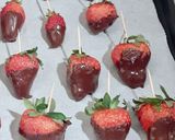 Une image de l'étape 3 de Fraises enrobées de chocolat.