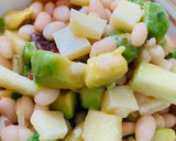 Foto del paso 4 de la receta: Ensalada de judías blancas con vinagreta de cebollino y limón 🍋🍋🥑