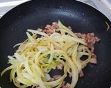 Foto del paso 2 de la receta: Salsa blanca de espinaca, tocineta y cebolla