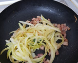 Foto del paso 2 de la receta: Salsa blanca de espinaca, tocineta y cebolla