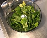 Une image de l'étape 3 de Pesto de fanes de radis à l ail fumé et trois fromages (recette anti gaspi).