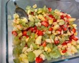 Une image de l'étape 9 de Salade d’ananas aux fraises, raisin et myrtilles.