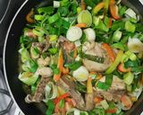 Foto del paso 2 de la receta: Pollo al ajoporro