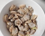 Hình bước làm 2 của món Canh nghêu nấu rau ngót